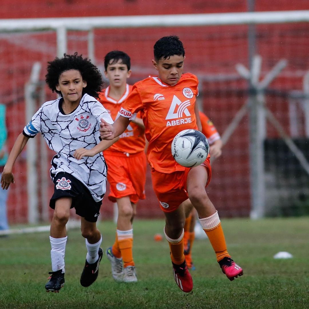 Intercâmbio de atletas estudantes vira alternativa para jovens que não conseguem se profissionalizar no futebol