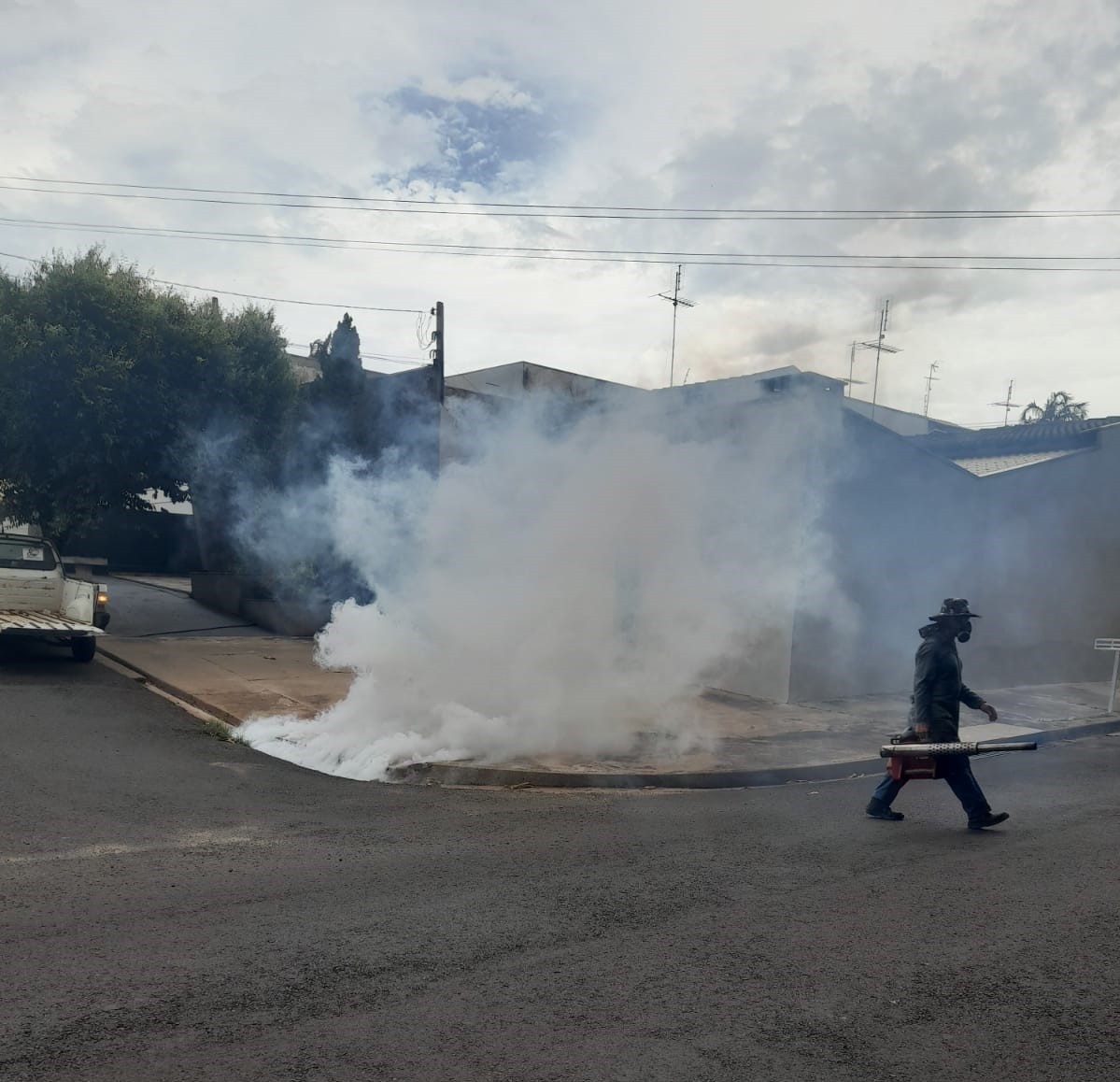 Pulverização é realizada em galerias da cidade no combate à dengue