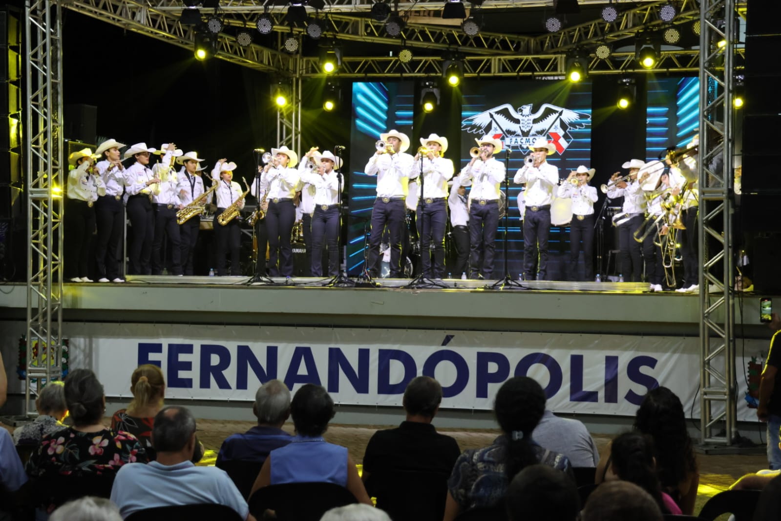 Show da Facmol é sucesso em homenagem ao Dia das Mães