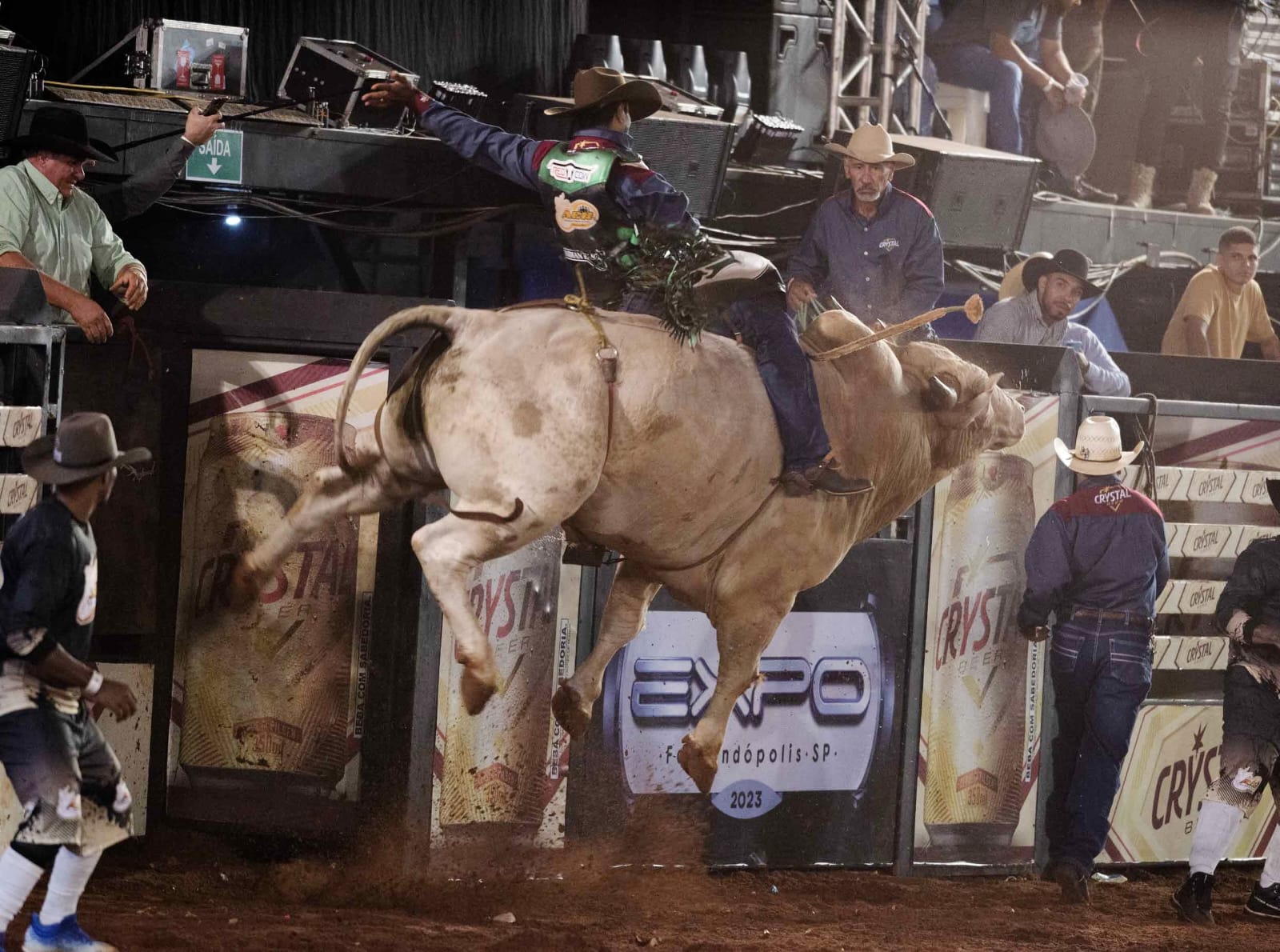 Rodeio profissional e show de Simone Mendes marca a quinta-feira, 23, da EXPO