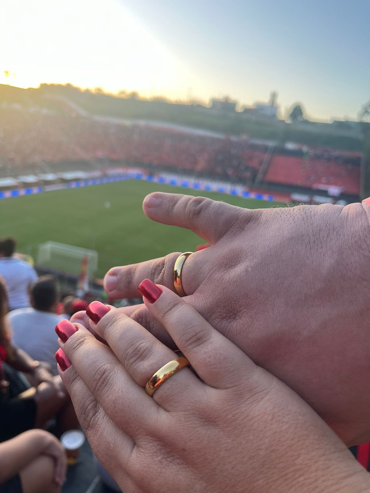 Casal de torcedores compartilha emoção de pedido de casamento em partida do Vitória