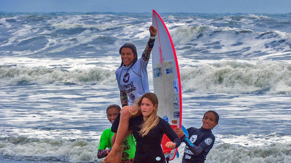 Maeva Guastalla conquista título inédito no Hang Loose Surf Attack