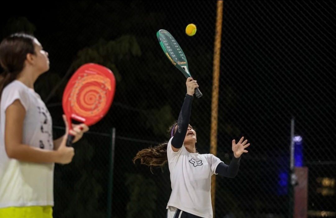 Especialista explica benefícios do beach tennis para o desenvolvimento infantil