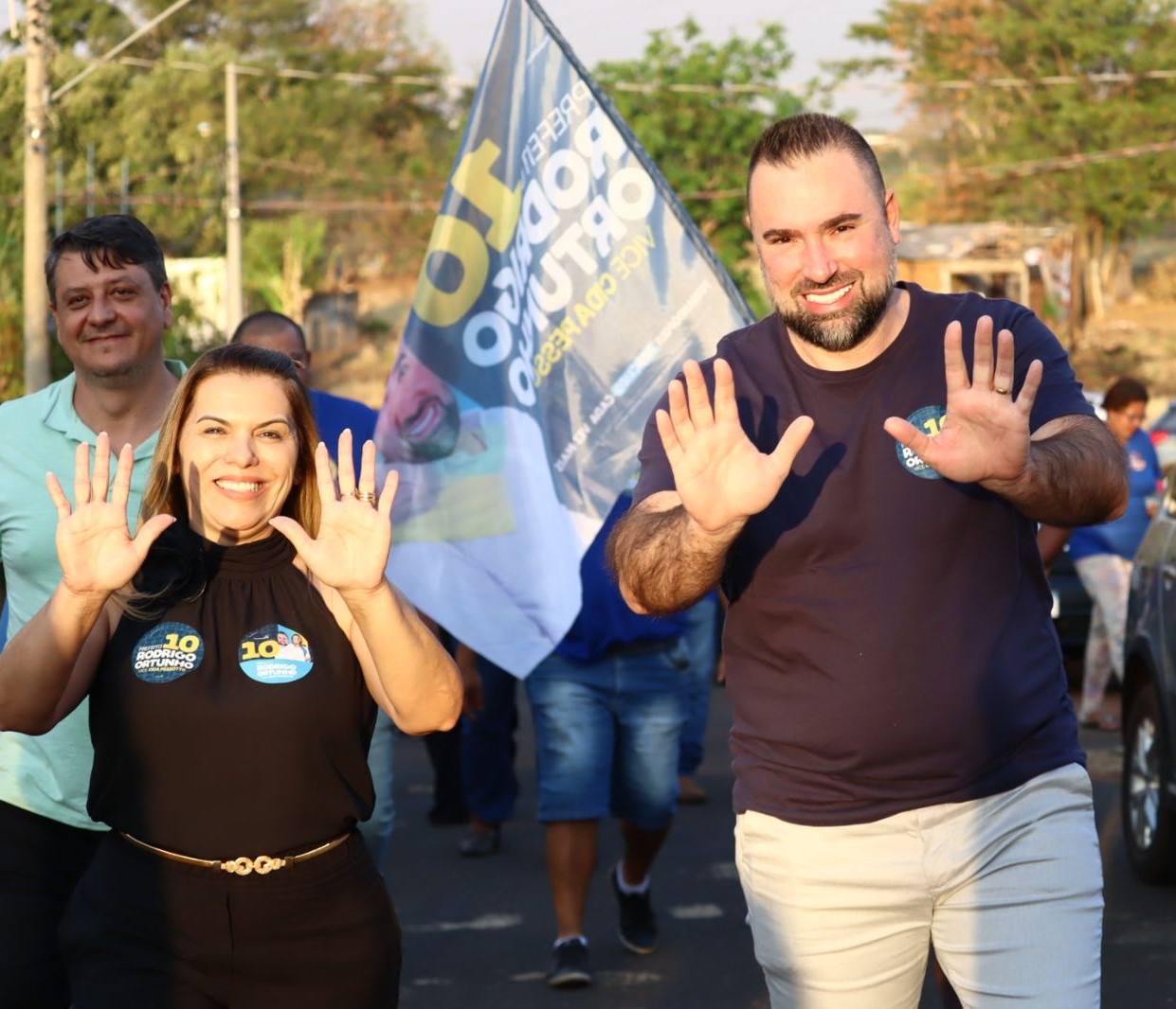 Em campanha, Rodrigo e Cida recebem apoio por onde passam