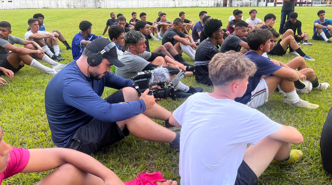 Documentário Sonhando o sonho deles retrata a luta de jovens talentos do futebol brasileiro