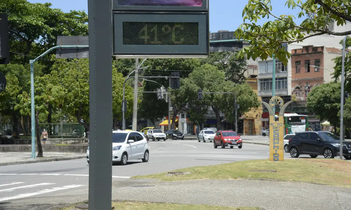 Inmet emite alerta laranja para onda de calor em 10 estados e no DF