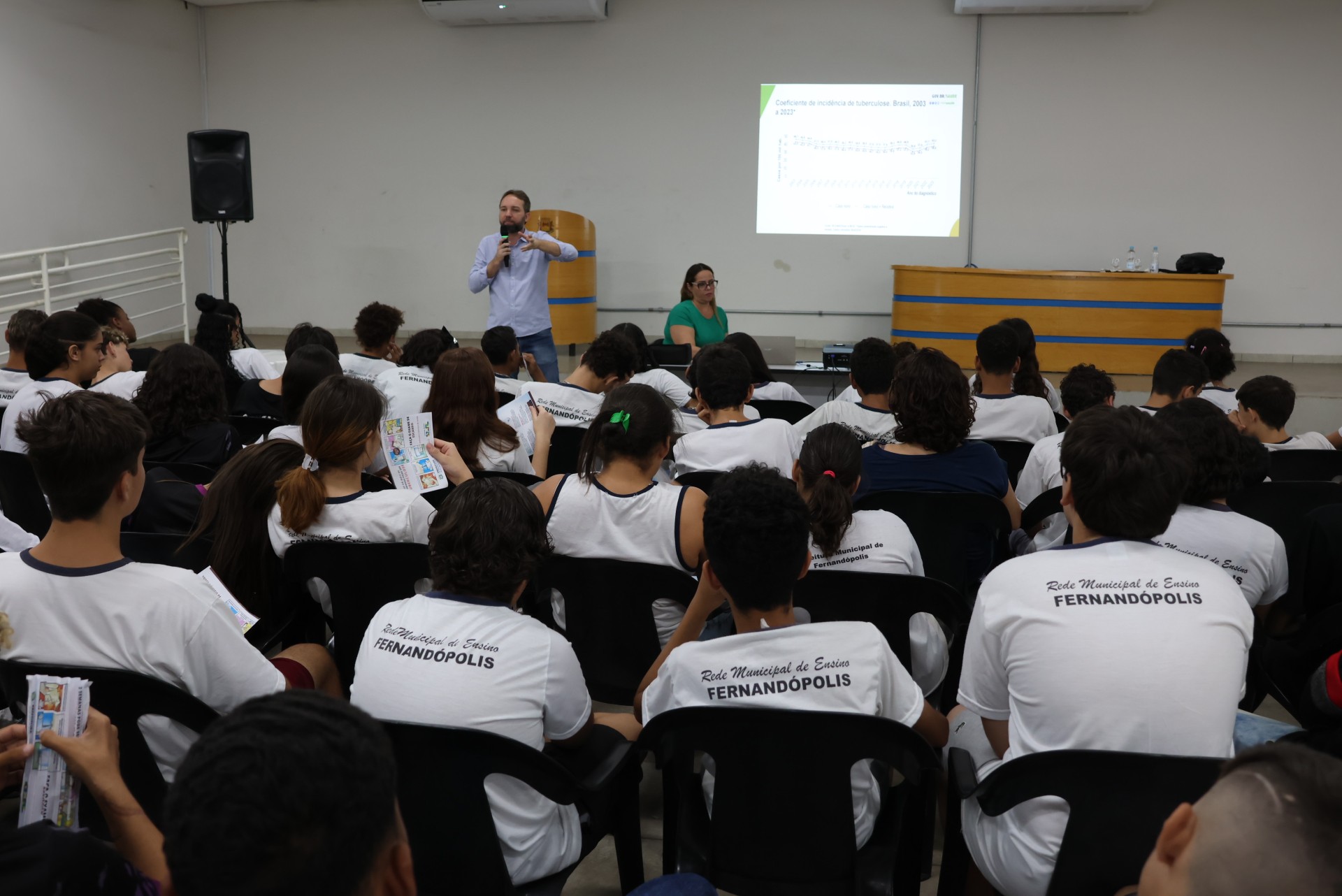 Alunos da rede municipal participam de palestra sobre a Tuberculose