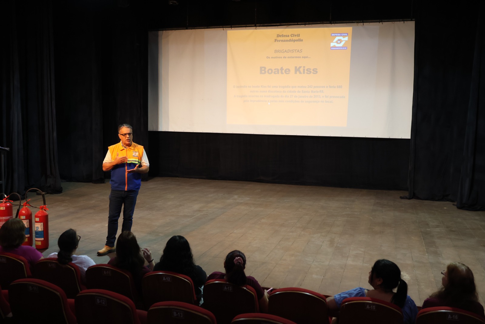 Equipe interna do Teatro Municipal de Fernandópolis recebe treinamento de combate a incêndio