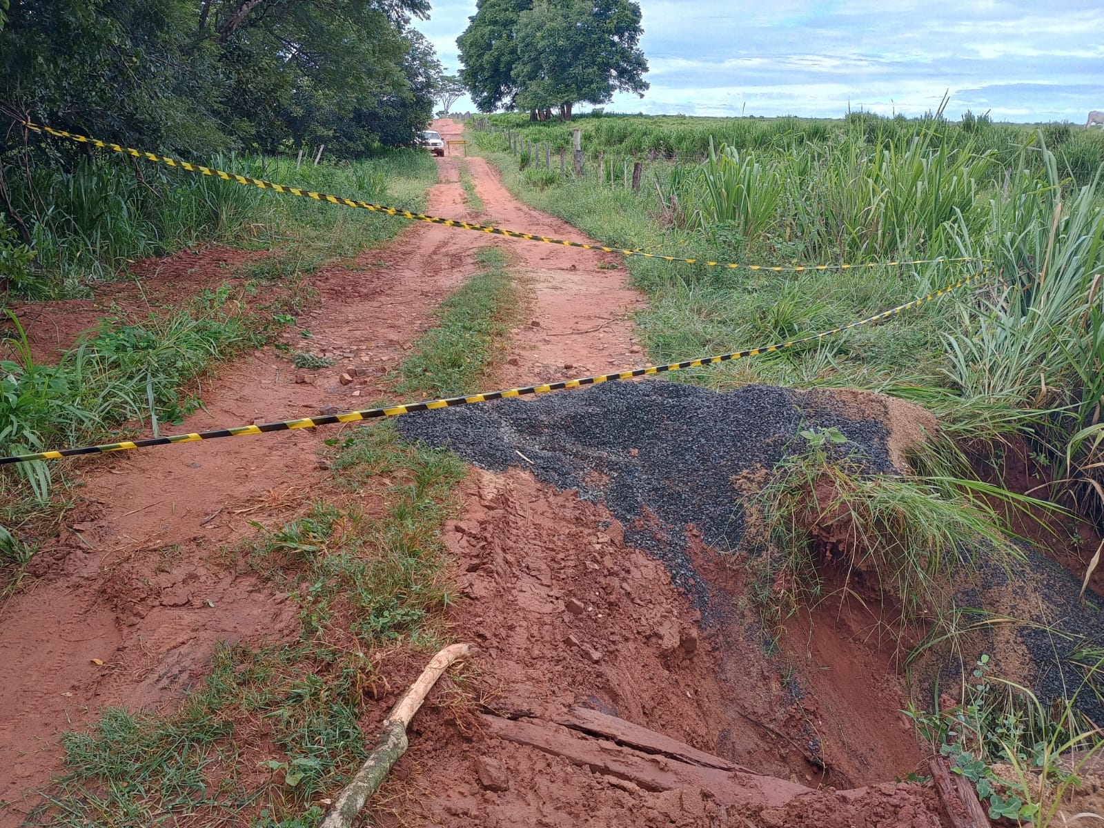 Ponte desaba na Estrada Rural Água Limpa; nova estrutura de concreto será construída