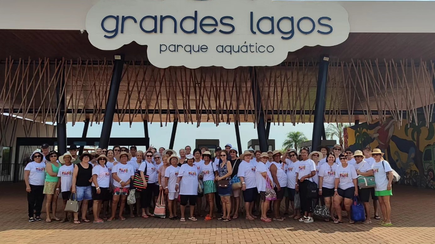 Idosos de Mira Estrela visitam o Parque Aquático Grandes Lagos em Sabta Clara d'Oeste