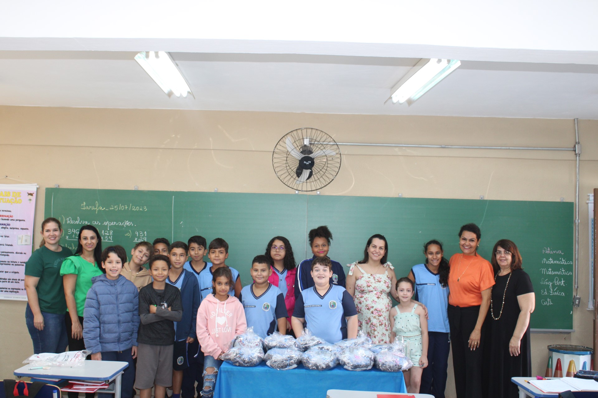 Município de Mira Estrela entrega kits de uniformes para os alunos da rede municipal