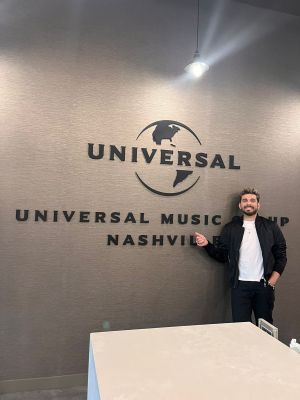 Gustavo Mioto se prepara para novos desafios na carreira e visita gravadora em Nashville