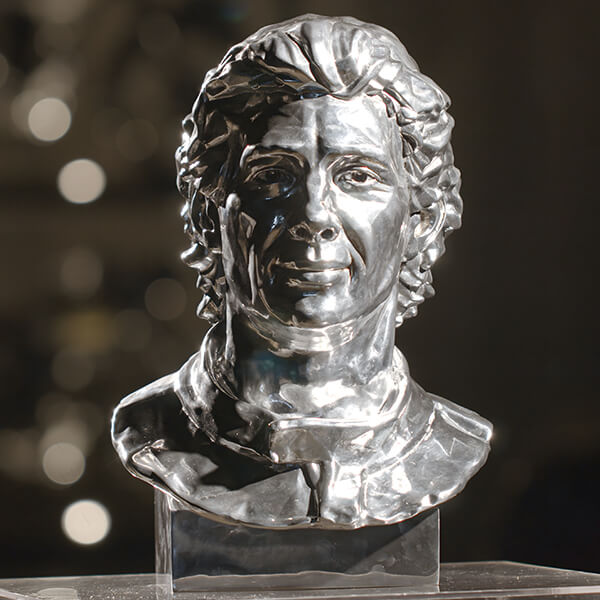 Instituto Ayrton Senna é presenteado com busto em homenagem ao tricampeão Mundial de Fórmula 1