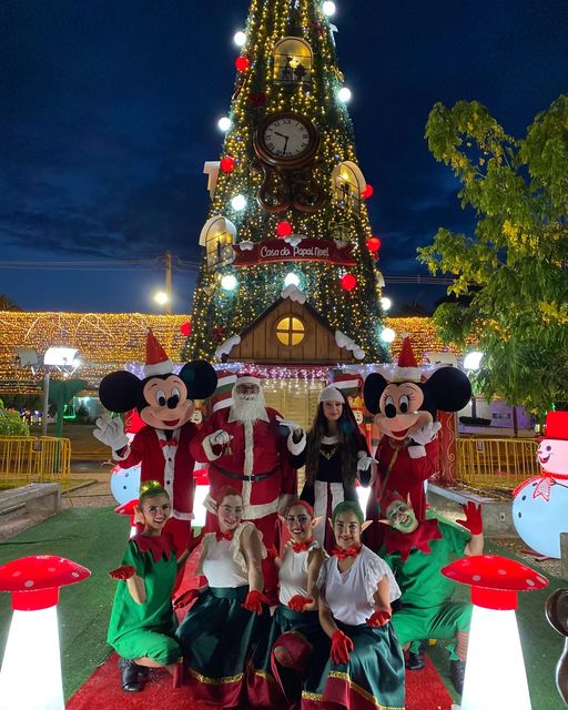 Papai Noel e seus Duendes, o Mickey e a Minnie já chegaram na Vila do Noel na Praça EuphlyJalles