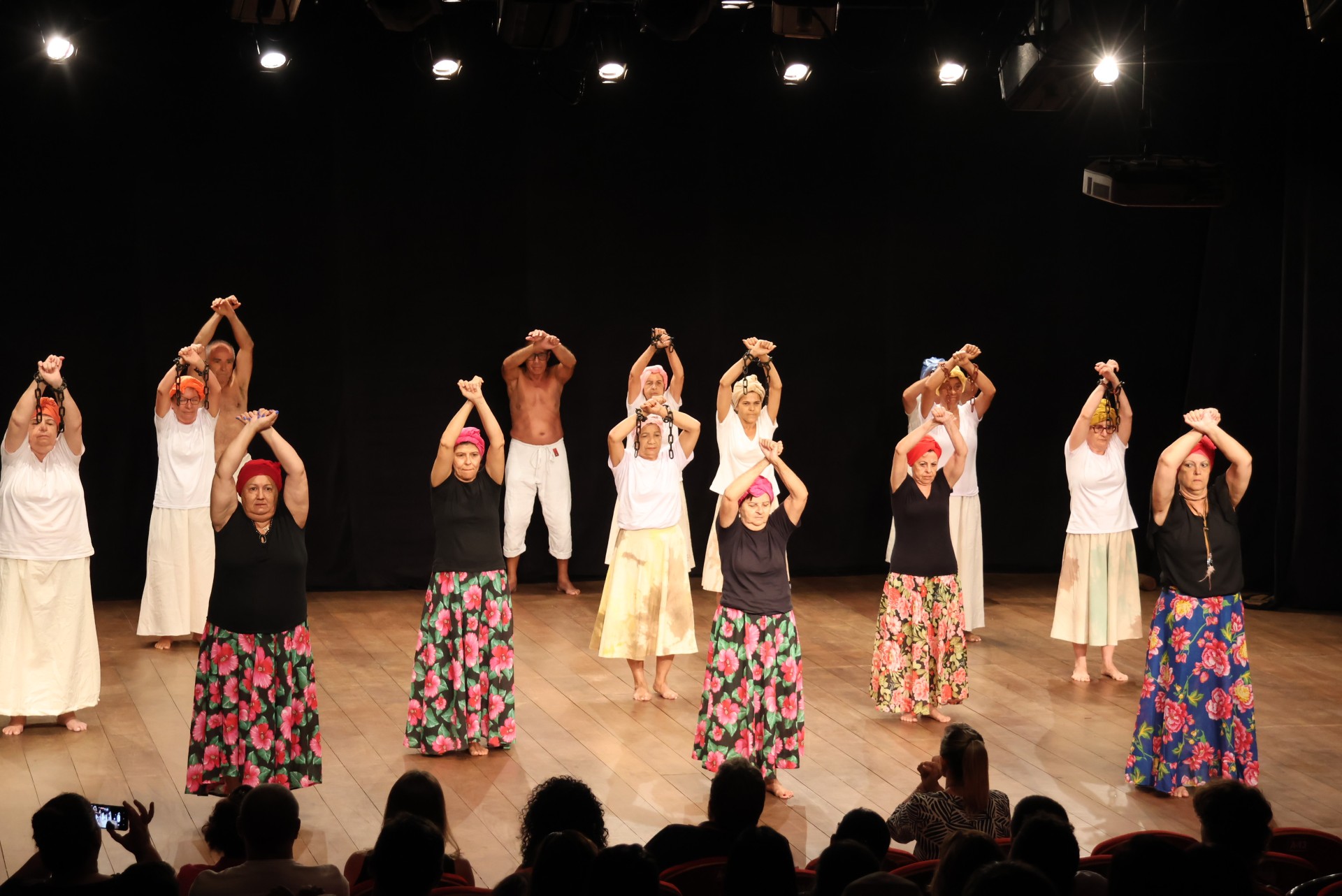 Abertura da FerAfro atrai grande público no Teatro Municipal