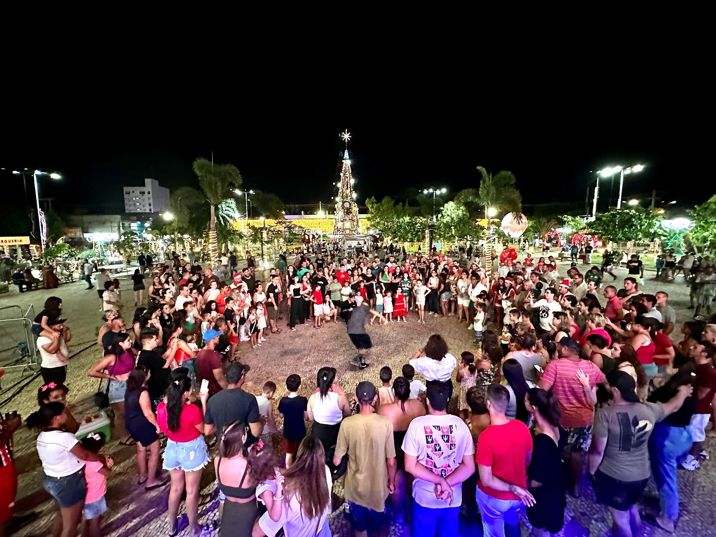 Jales no Projeto Natal, Tempo de Esperança encantou e divertiu o público com muita música e dança dos projetos Sem Rótulos e Art&Dance Flashback.