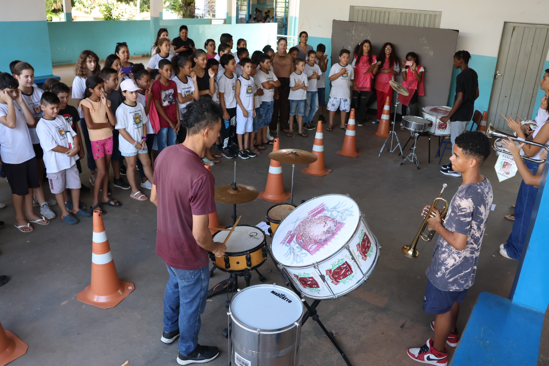 ‘Dia de Campo’ leva mais de 700 alunos para visitar Escola Agrícola