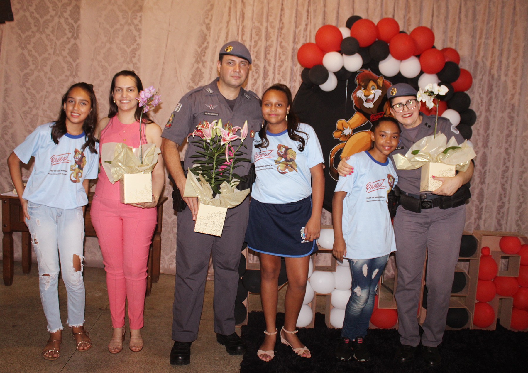 Alunos do 5º ano da EMEF Prefeito Santo Francisco de Oliveira em Mira Estrela recebem certificados do PROERD