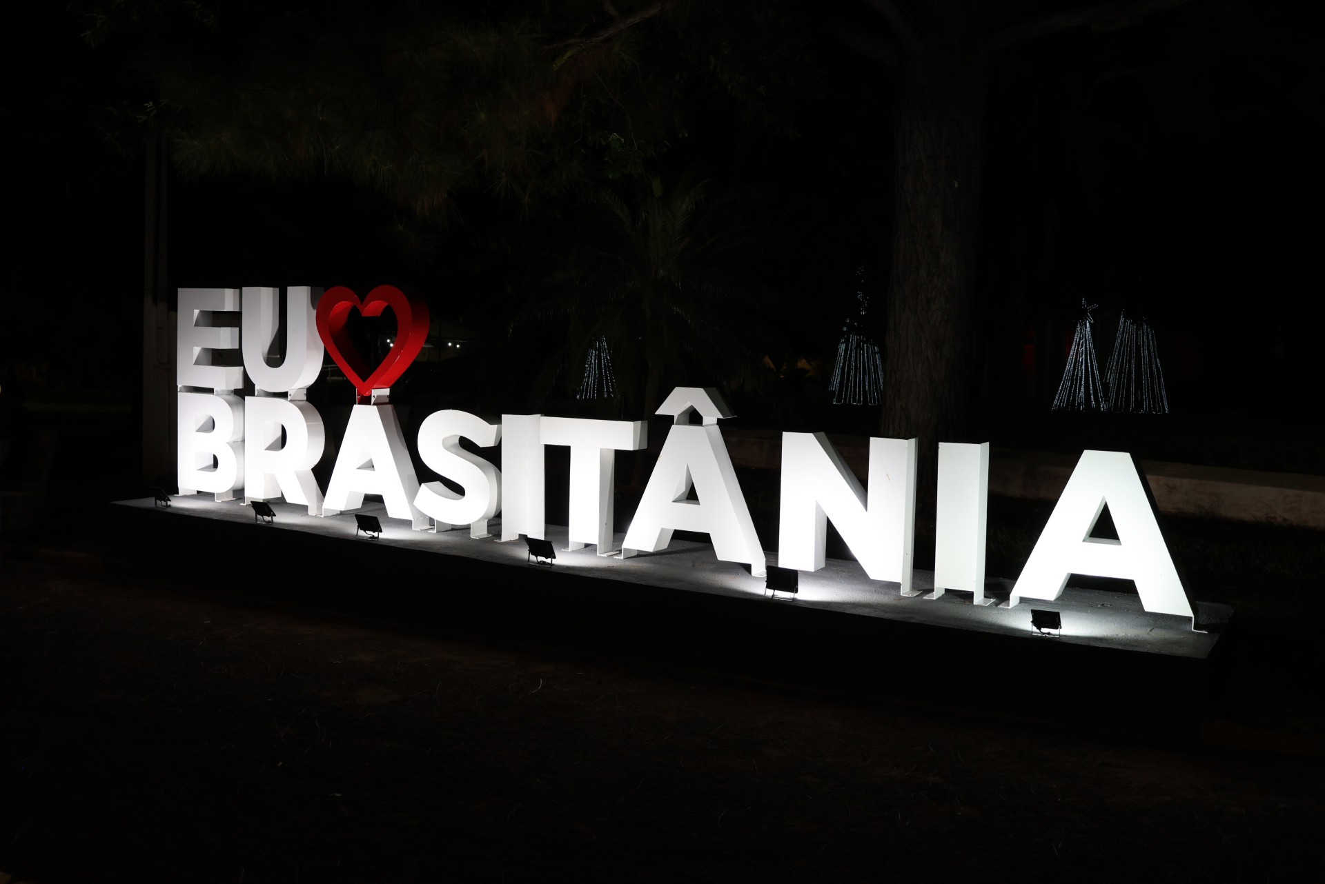 Novo letreiro e chegada do Papai Noel animam moradores de Brasitânia