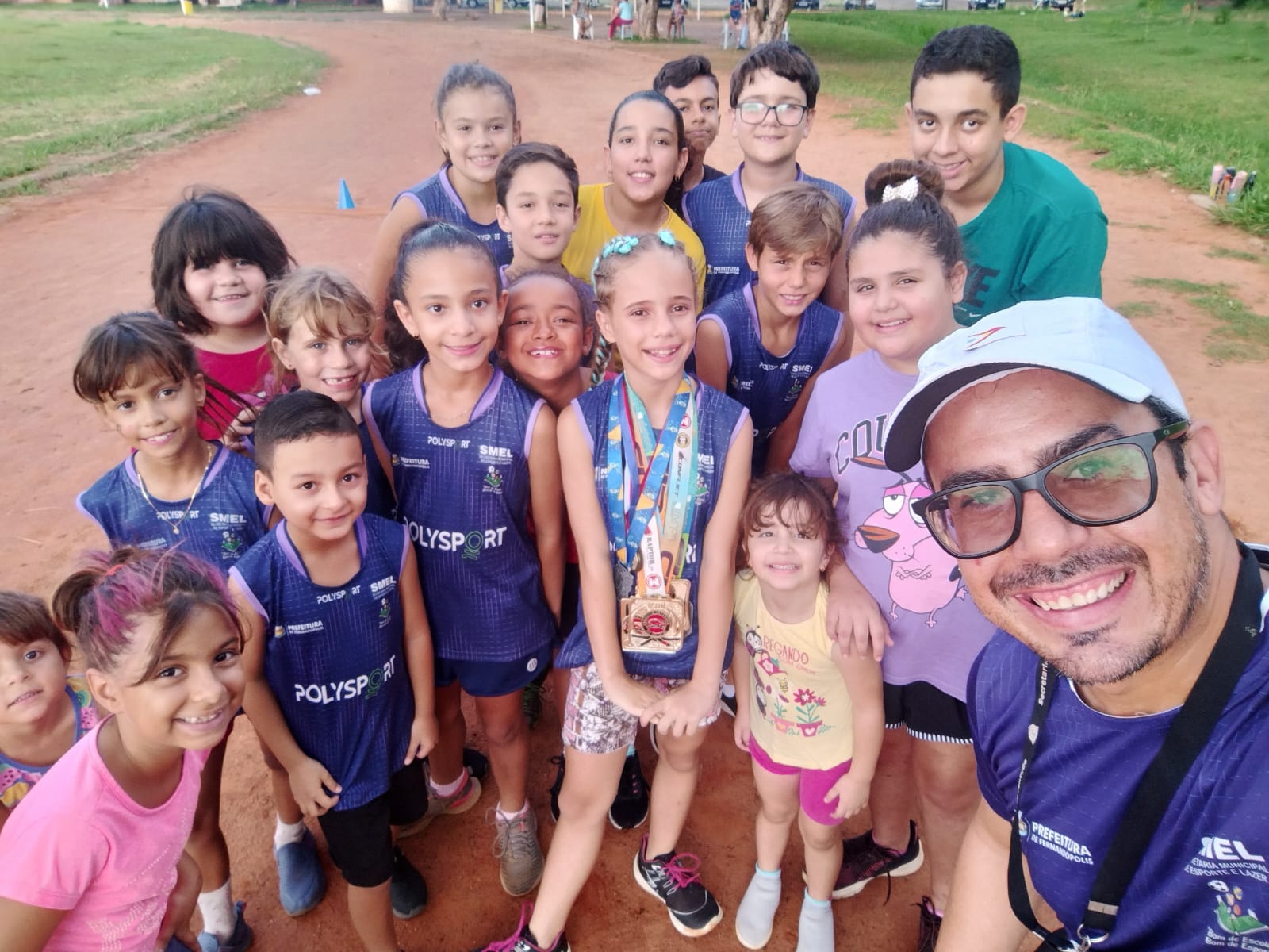 Crianças treinam para a 1ª Corrida do 16º BPM/I em Fernandópolis