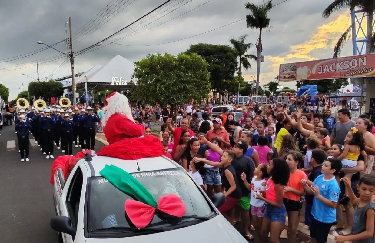 Mira Estrela realizou a tradicional chegada do Papai Noel com a Orquestra de Sopro e Percussão de Pereira Barreto – Facmol.