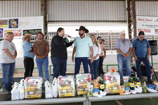 Prefeitura de Populina entrega cestas de Natal para servidores públicos