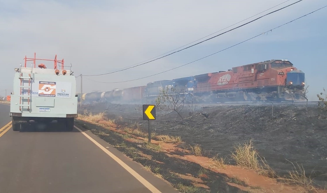 Bombeiros e Defesa Civil controlam grande incêndio as margens da linha férre